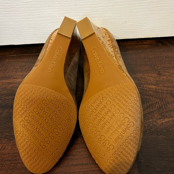 NEW Calvin Klein Shelley Peep Toe Suede Camel Tan Cork Comfort Wedge Shoe 7.5 M - Picture 10 of 10